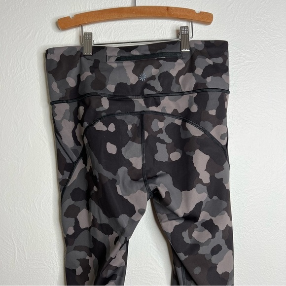 Athleta Women's Black Gray Lightning Camo 7/8 Tight Leggings Size M - Picture 4 of 8